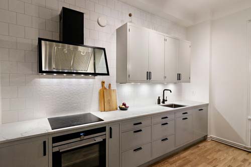 Modernt kök med ljusa skåp och elegant design